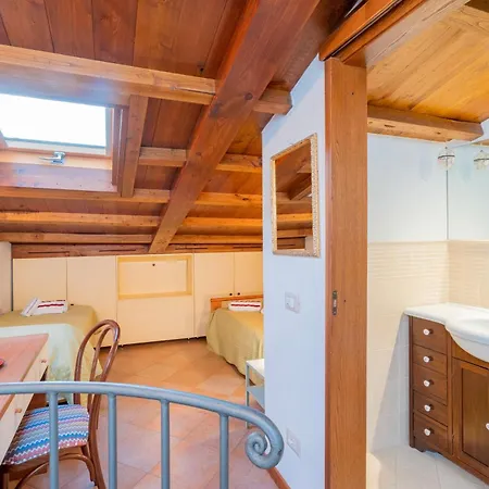 בית נופש Casina La Torretta - By The Walls לוקה